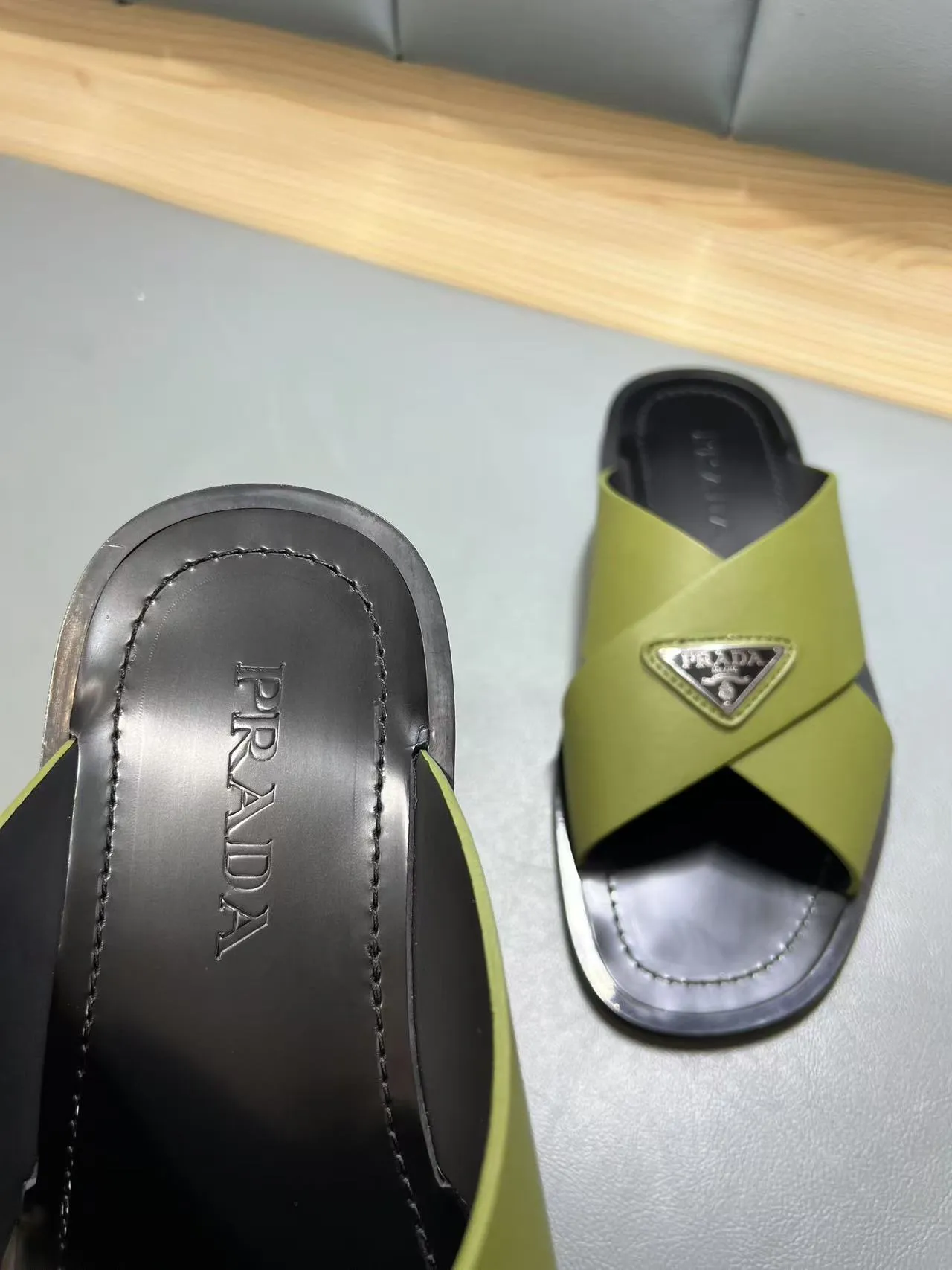 340💰PRADA Prada’s latest slippers are synchronized with the official website. This slipper is made of the brand’s unique and iconic Saffiano leather. The brand logo jumps out from the double straps, and the brand style is clearly visible. Cowhide gives men elegant charm and functional design, making it an ideal choice for vacation and leisure. Size:38-45